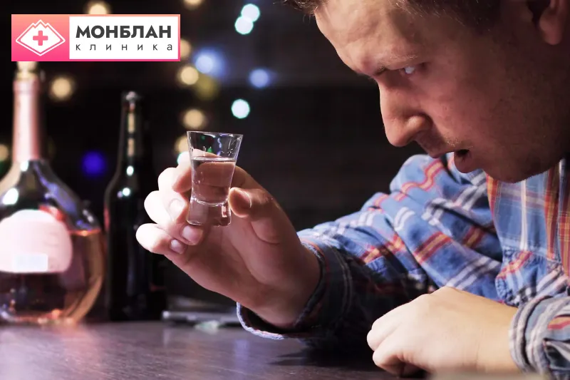 Последствия алкоголизма Человек пьет алкоголь